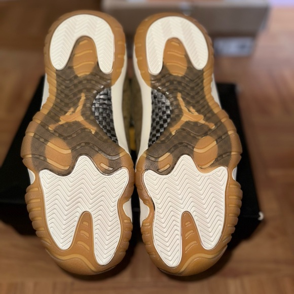 WMNS AIR JORDAN 11 RETRO
NEUTRAL OLIVE/MTLC STOUT-SAIL - Picture 2 of 4